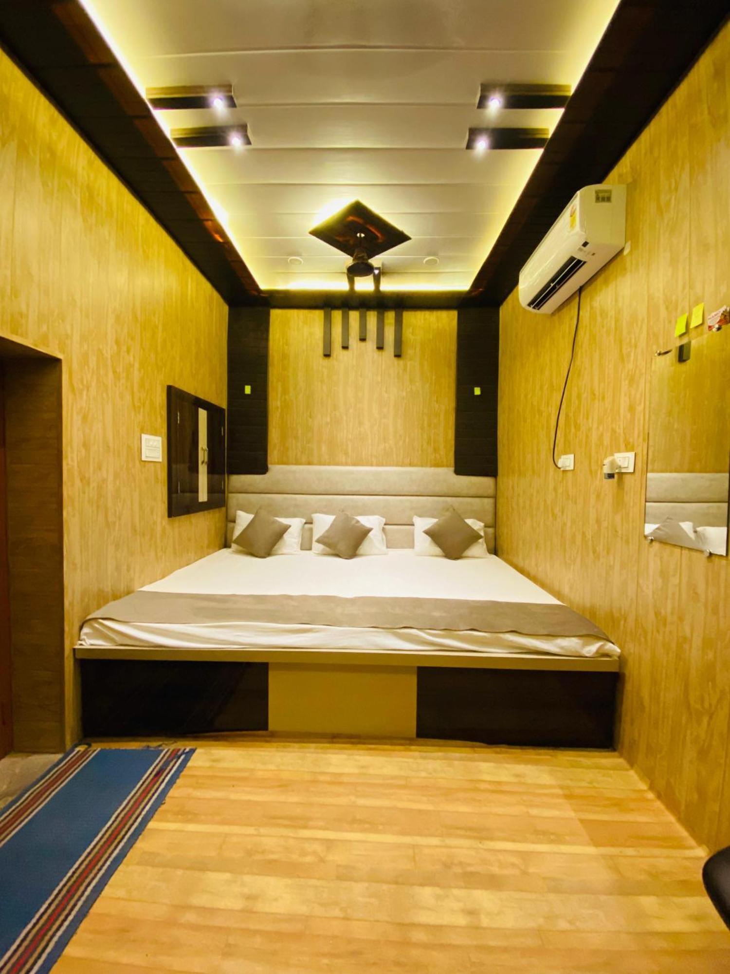 Namo Guest House Only For Indians Варанаси Екстериор снимка
