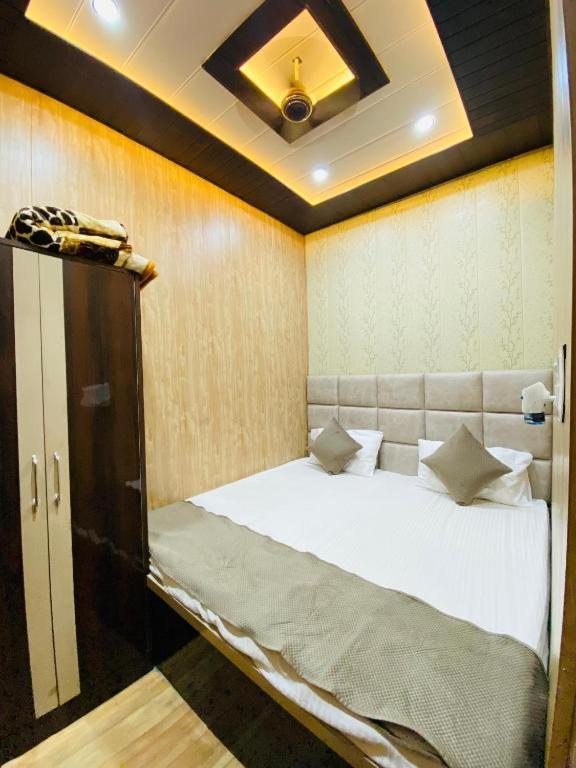 Namo Guest House Only For Indians Варанаси Екстериор снимка